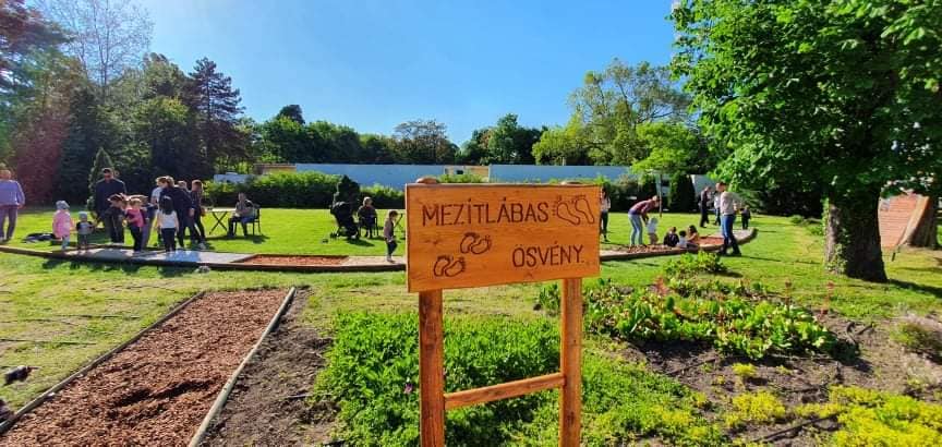 Mezítlábas ösvény a parkban gyerekeknek