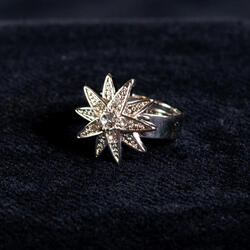 Gyűrű Erzsébet királyné havasi gyopár ihlette, Swarovski kővel kirakott híres csillagos kollekciójából 