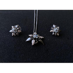 Nyaklánc ródium bevonattal és kék Swarovski kristállyal kirakott havasi gyopár medállal