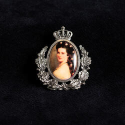 Small brooch with picture of Queen Elizabeth