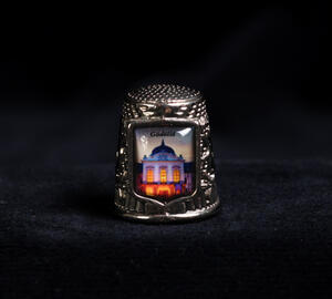 metal thimble with picure of the Royal Palace of Gödöllő