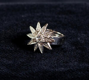 Gyűrű Erzsébet királyné havasi gyopár ihlette, Swarovski kővel kirakott híres csillagos kollekciójából 