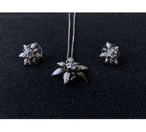Nyaklánc ródium bevonattal és kék Swarovski kristállyal kirakott havasi gyopár medállal