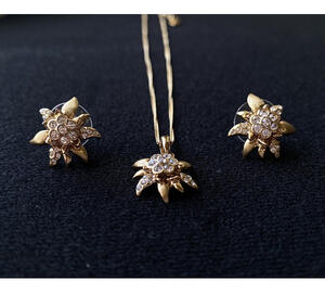 Aranyozott nyaklánc Swarovski kristállyal kirakott havasi gyopár medállal