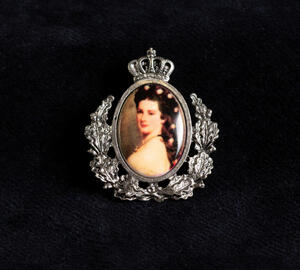Small brooch with picture of Queen Elizabeth