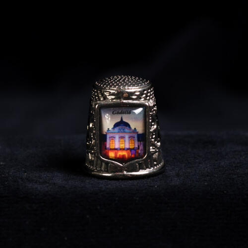 metal thimble with picure of the Royal Palace of Gödöllő