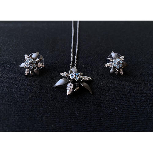 Fülbevaló kék Swarovski kristállyal kirakott havasi gyopárral, ródium bevonattal